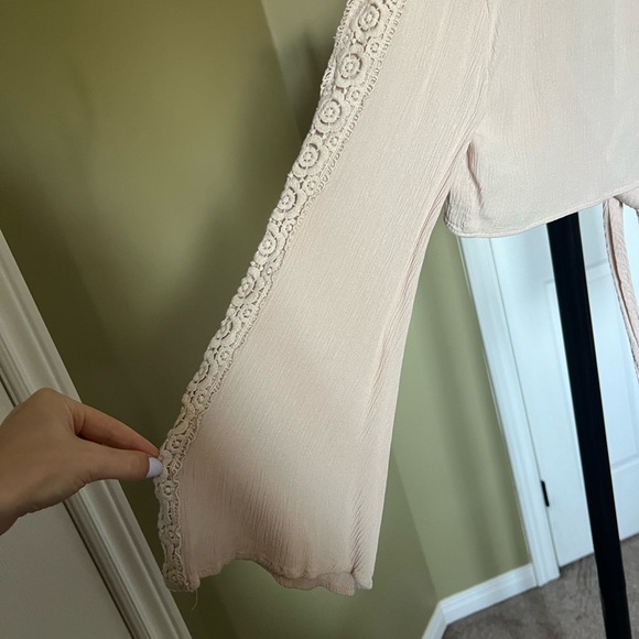 Beige detailed front tie up top. Flared long sleeves, size M from forever 21. - Picture 5 of 6